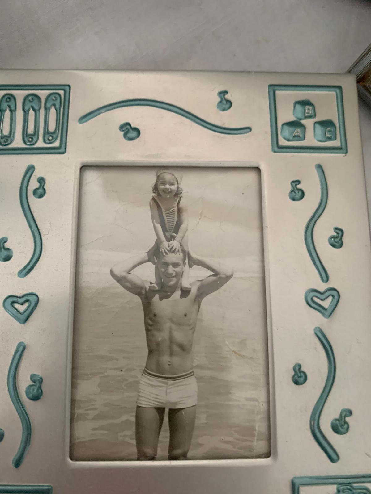 Félix Assouline et Karine. *« C'est Karine sur ses épaules. »* Photo toujours dans la chambre de Mamie, à Tel Aviv.