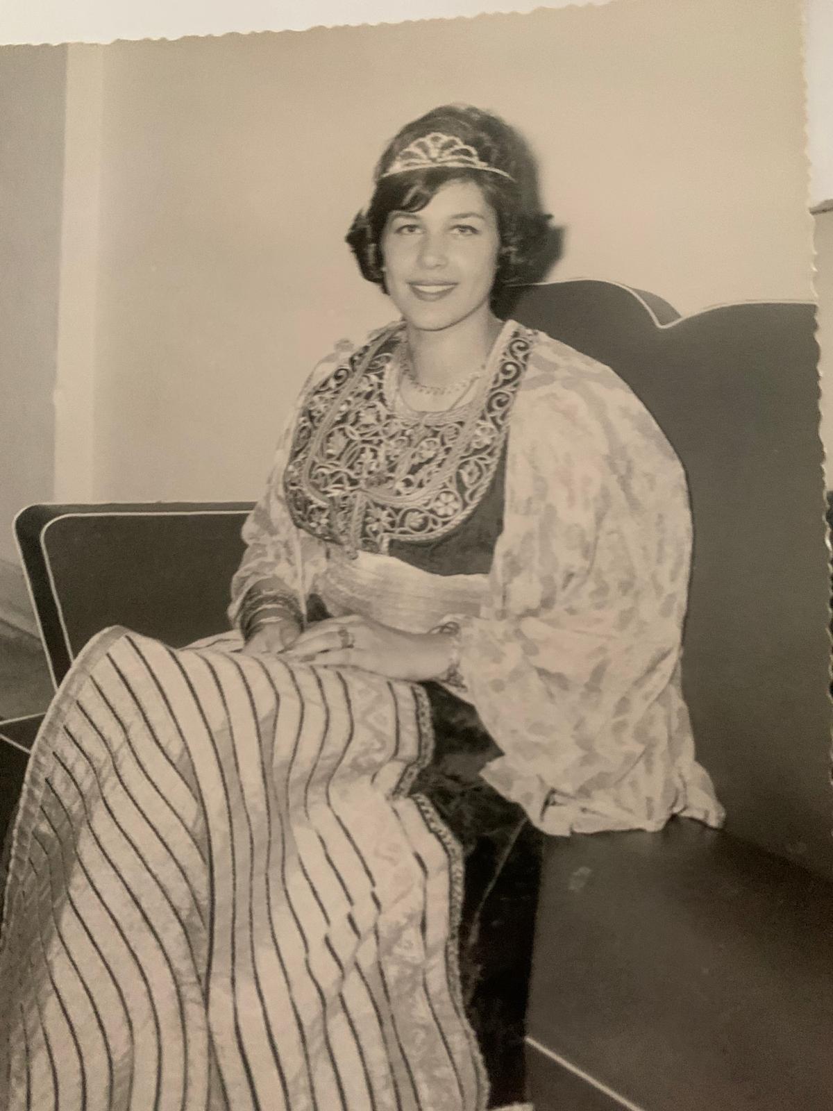 La robe du henné, cent ans d'âge, transmise dans la famille.