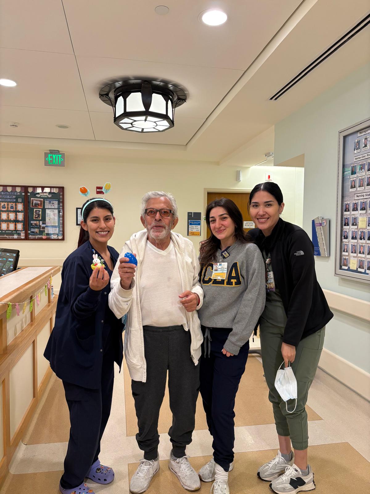 Victor Ihyia Assouline à Cedars-Sinai, Los Angeles, entouré de ses nurses. Avril 2026.