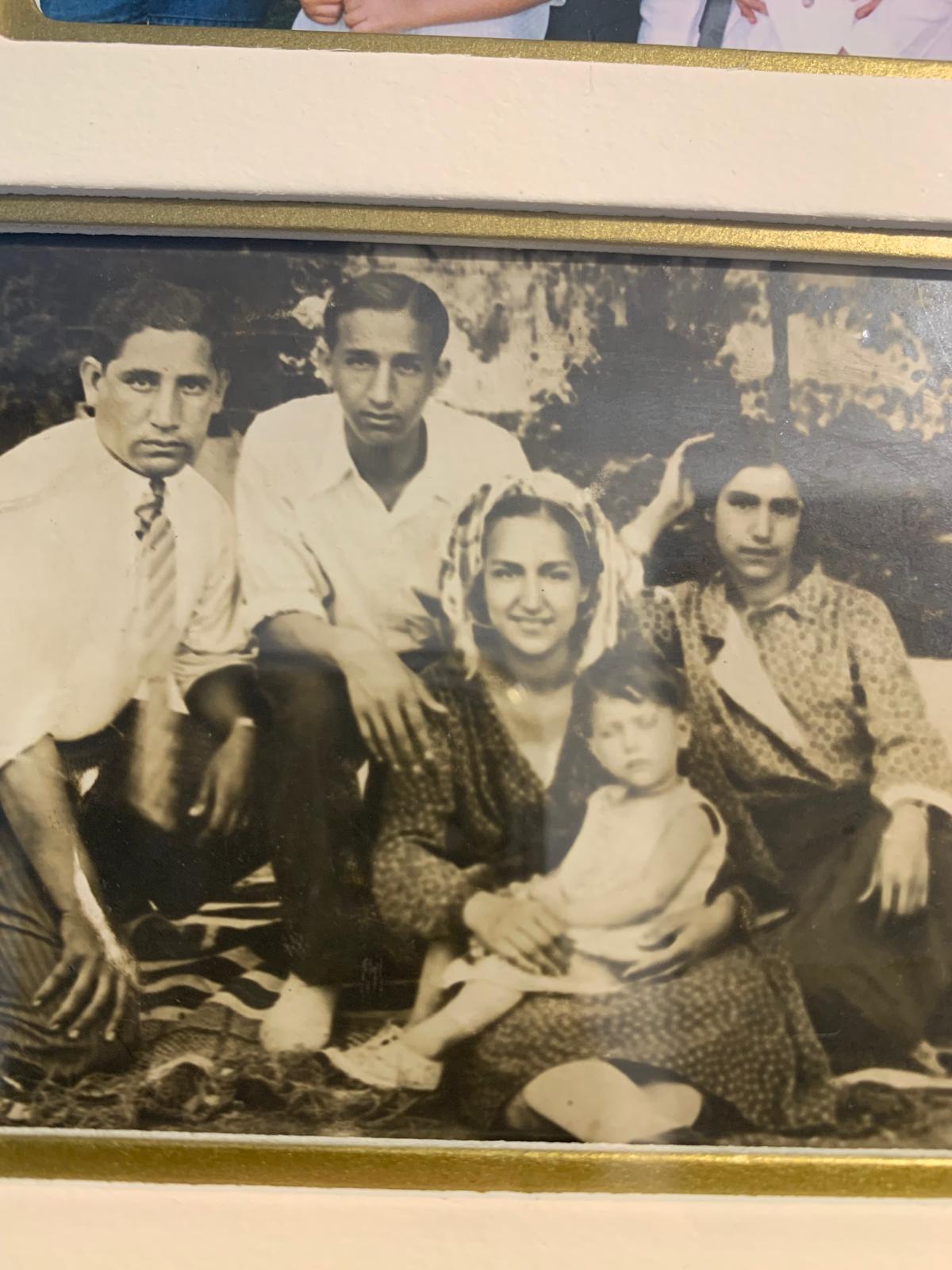 La famille Messoudi-Lévy à Casablanca, années 30 ou début 40 selon les âges et les tenues