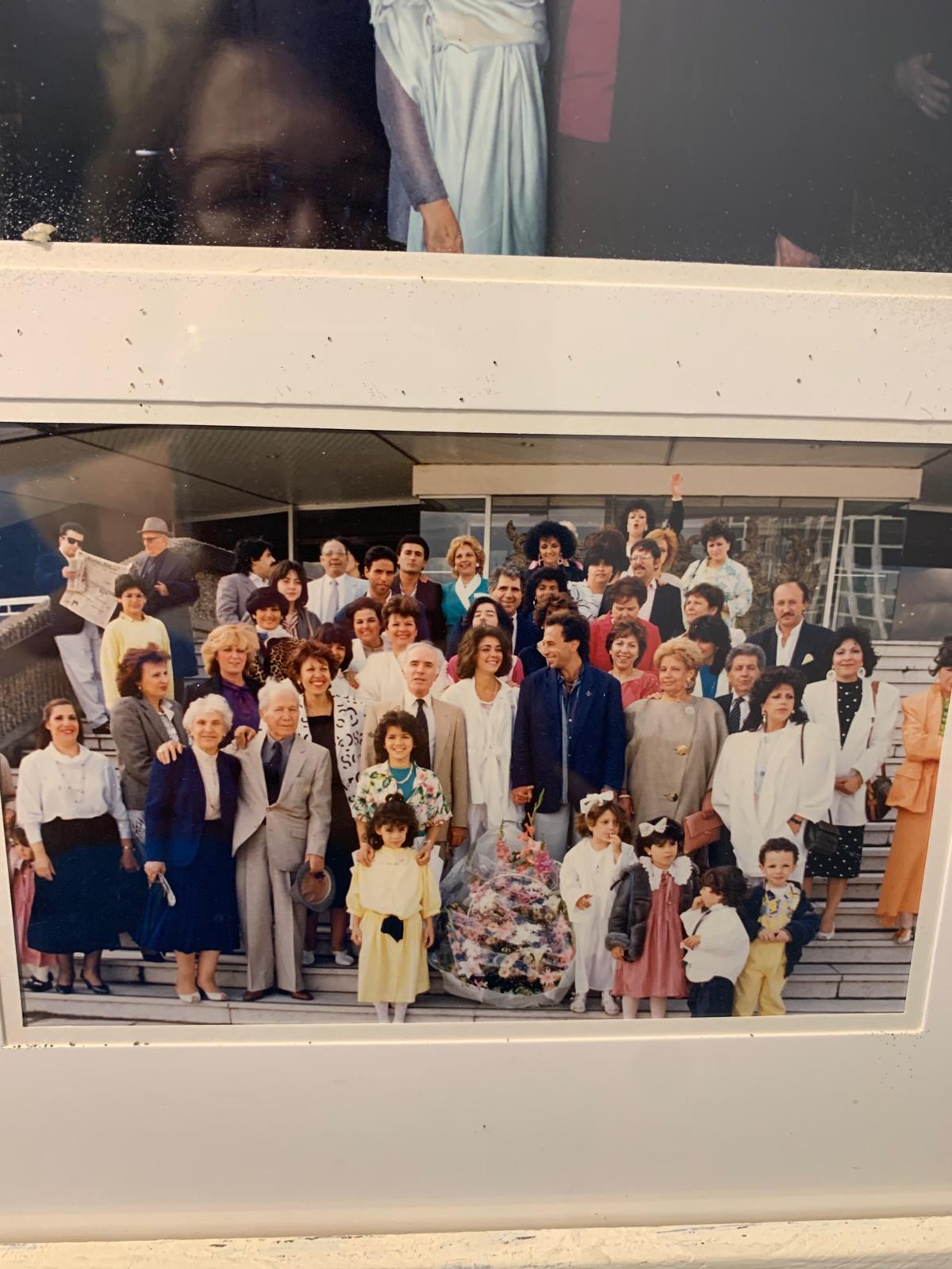Le mariage civil de Karine Ohana, ma mère, années 80-90. Trois générations de la famille Assouline, Lévy, Ohana et Besnainou réunies, sur ce qui ressemble à un ponton