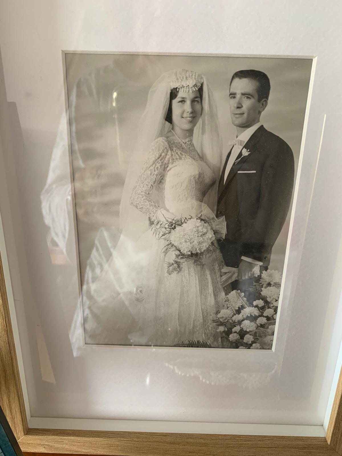 Le mariage de Jeanine et Papy Gilou, Casablanca, 1962. Robe en dentelle, voile, couronne brodée. Lui, costume sombre et nœud papillon.