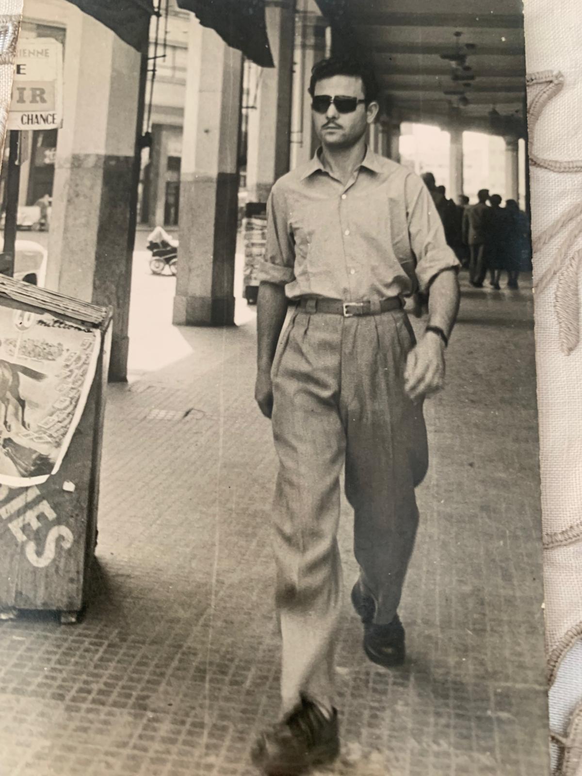 Charles Corcos, fils de Sultana et cousin germain de Mamie. Photographié sous les arcades d'une rue de Casablanca, lunettes noires et fine moustache, pantalon plissé bien coupé.