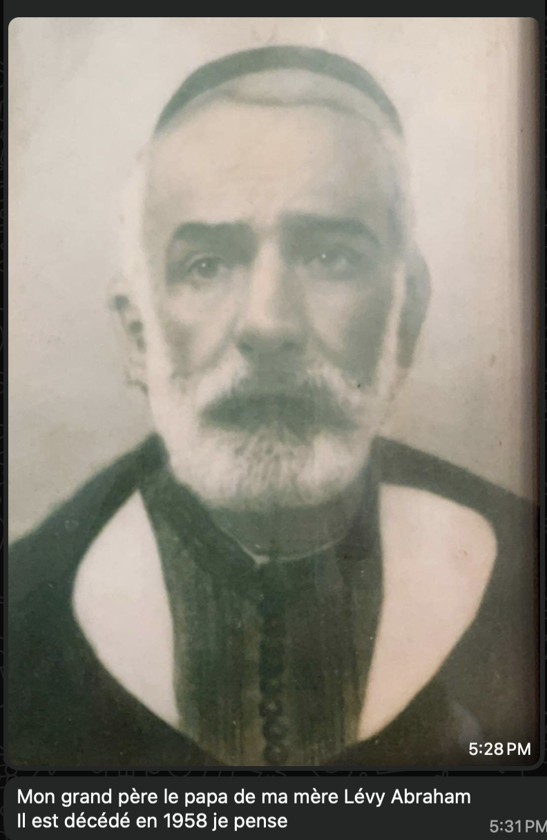 **Abraham Lévy**, grand-père maternel de Mamie. Kippa, barbe blanche, regard droit. Décédé en 1958.