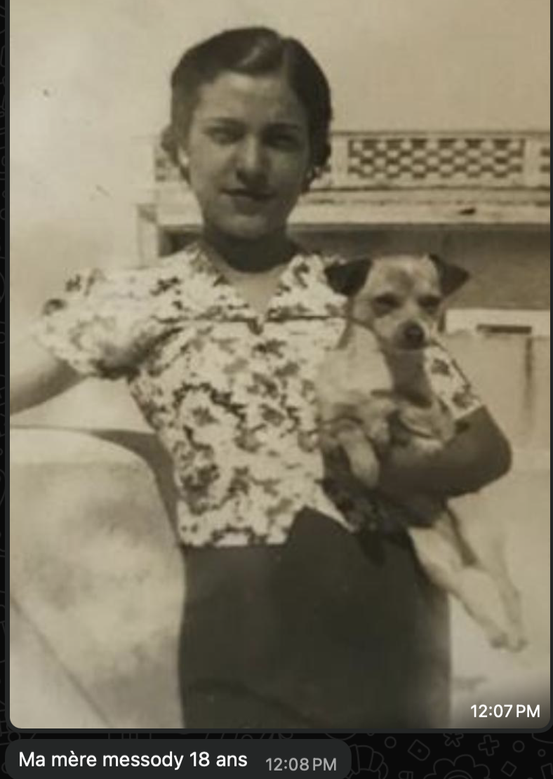 **Messody Lévy à 18 ans**, vers 1938. Un petit chien dans les bras, le sourire de quelqu'un qui ne sait pas encore qu'elle va se marier dans l'année.