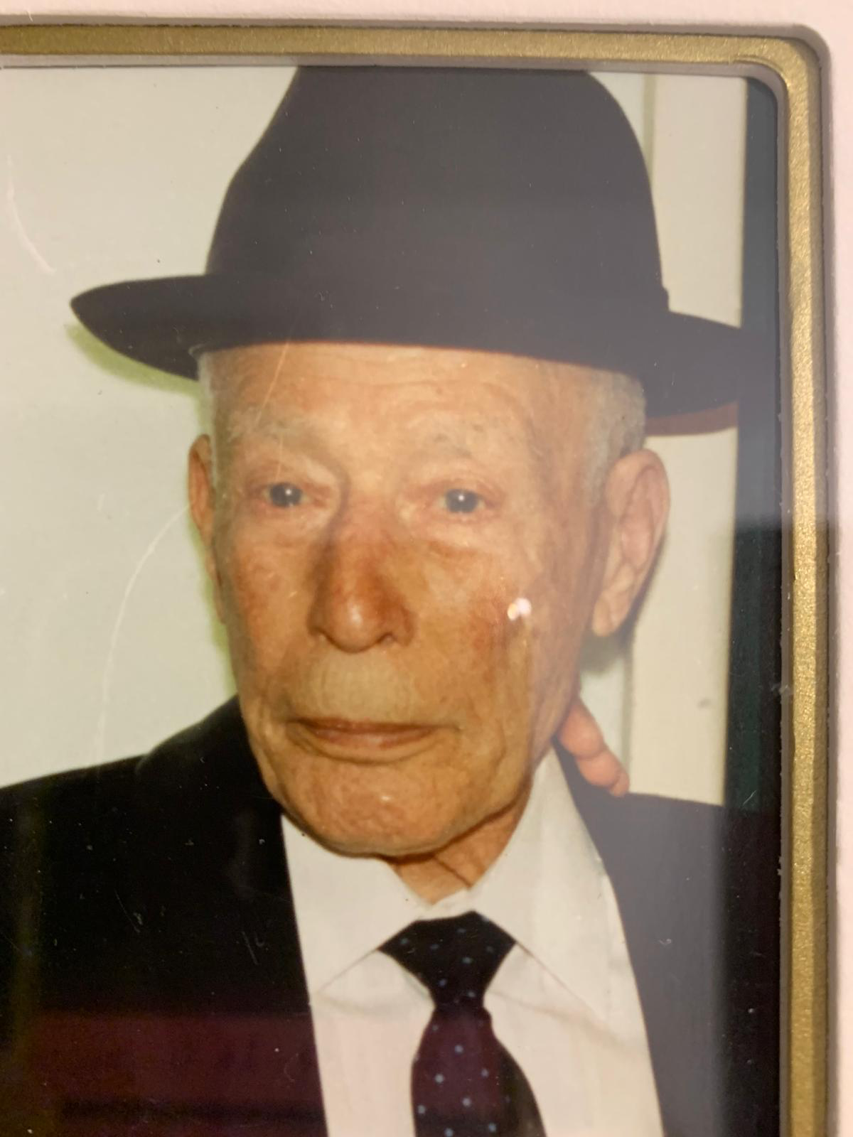 **Moshé Ohana** (Pépé Moshé), l'arrière-grand-père d'Aaron côté Papy Gilou. Chapeau noir, costume sombre, cravate. Né à Azémour.