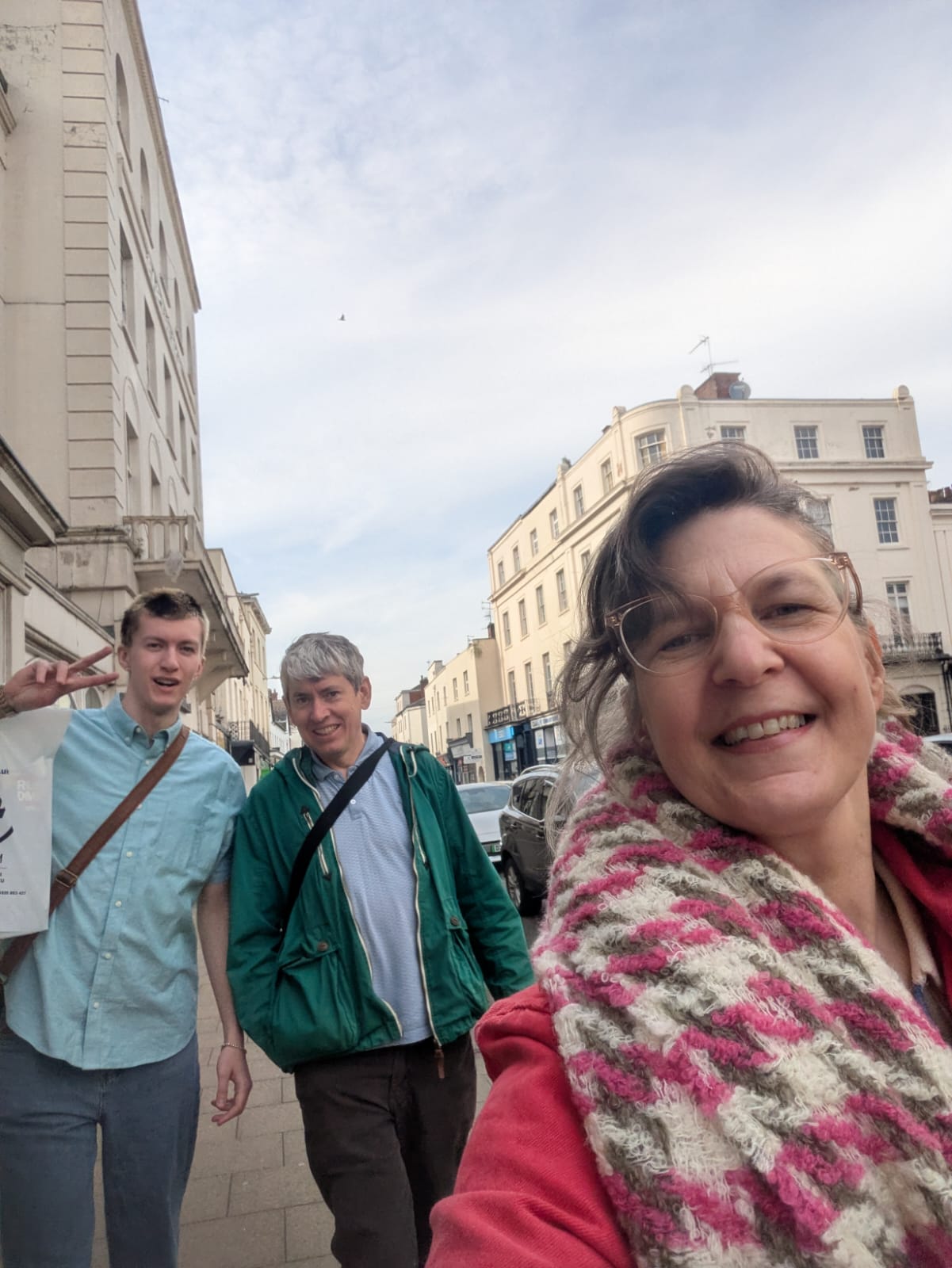 La fille de Victor à Leamington Spa, avec son mari et son fils. Photo envoyée par Mamie le 27/04/2026.