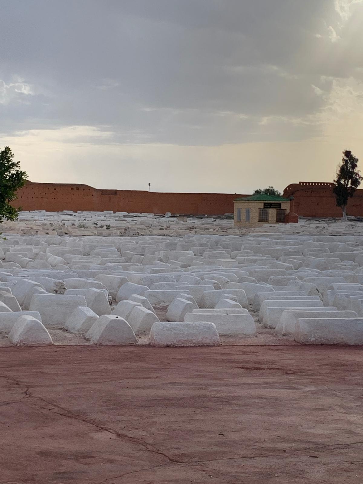 Le **cimetière juif de Marrakech**, dans le Mellah. Tombes blanches caractéristiques, sous les remparts rouges en pisé. Photo prise par Vanessa en mai 2026.